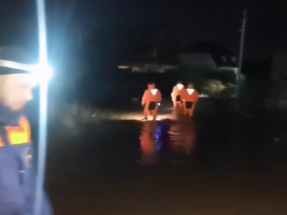 Если вода дойдет, будем заносить кур в дом»: жители Орска рассказали, что  происходит в городе после прорыва дамбы - KP.RU