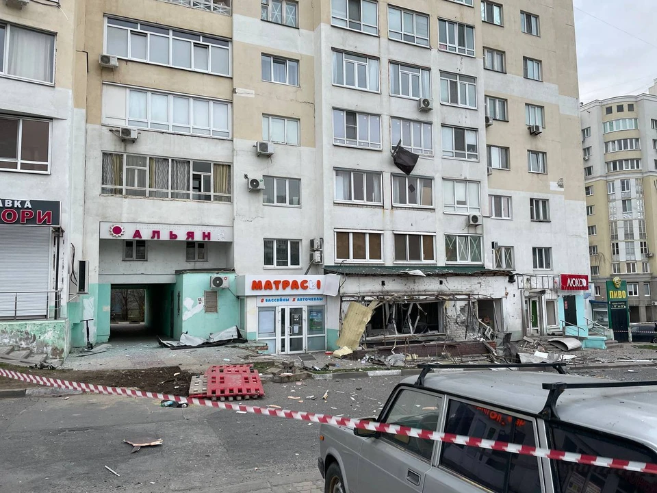 После отражения воздушной атаки в Белгороде повреждены квартиры в многоэтажках, корпус поликлиники и здание бассейна.