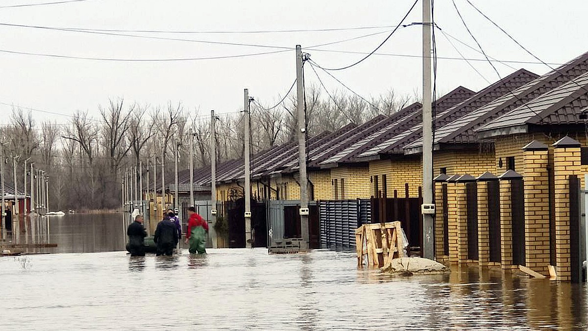 Почему затопило Орск и Оренбург и как люди справляются с наводнением. Репортаж Forbes | zamkitu.ru