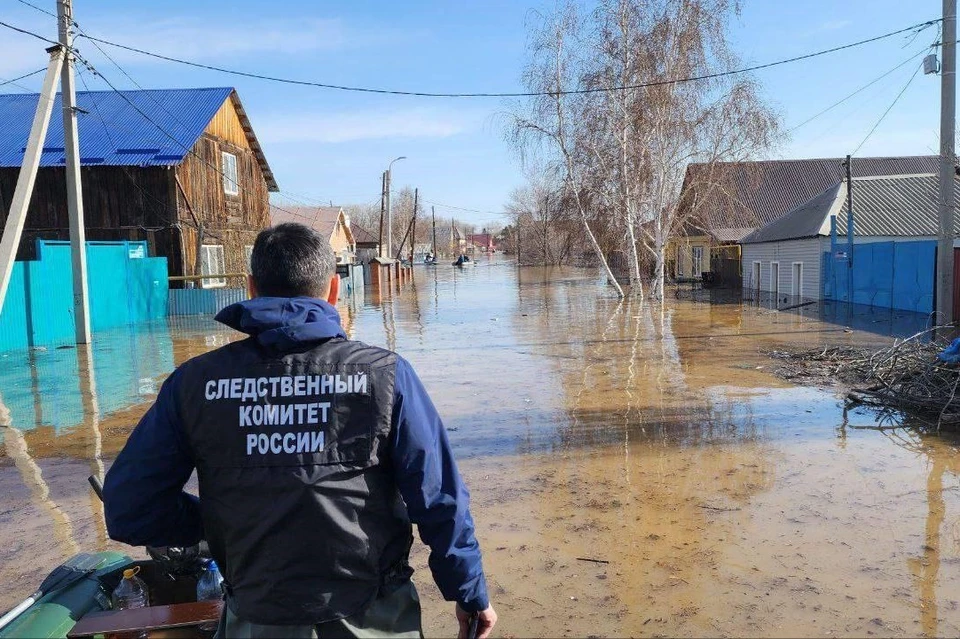 Следователи работают на месте происшествия.