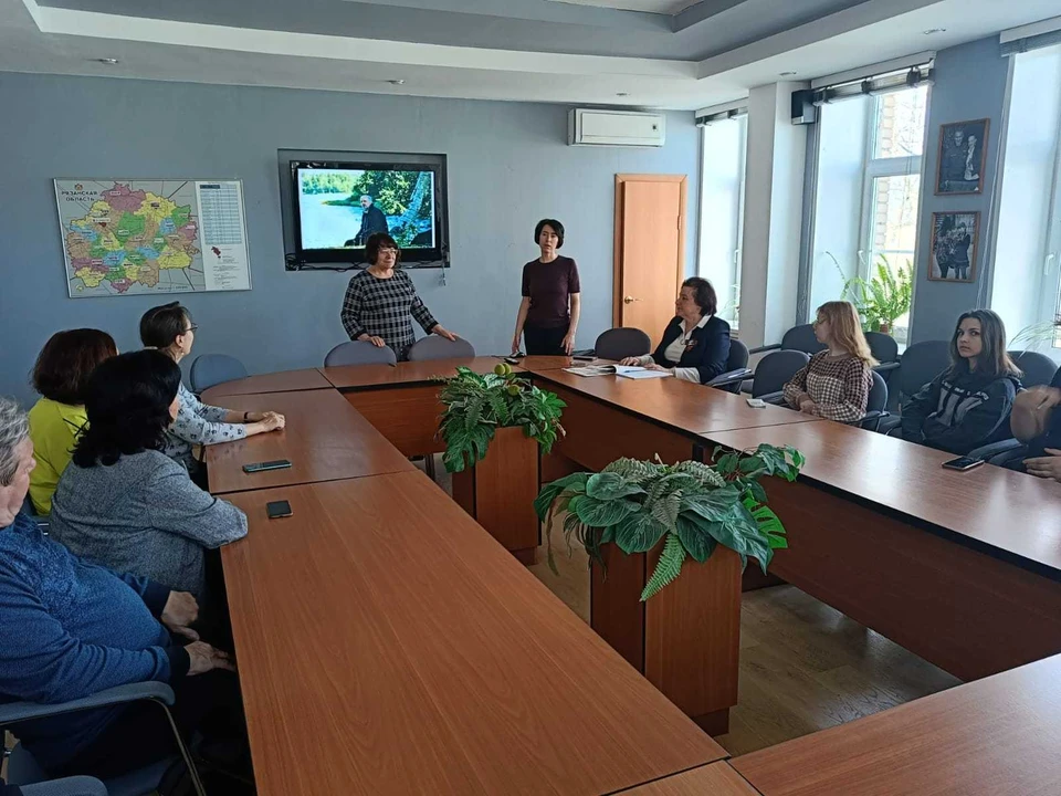Председатель регионального Союза журналистов Галина Зайцева открывает творческую мастерскую, посвященную Владимиру Бочкову.