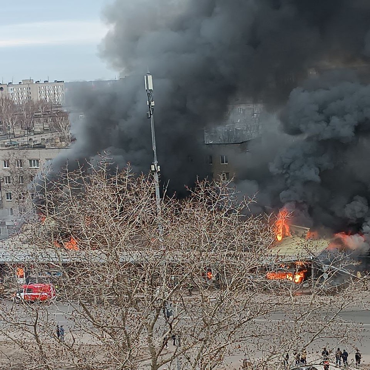 Опубликовано видео пожара на рынке в Автозаводском районе - KP.RU