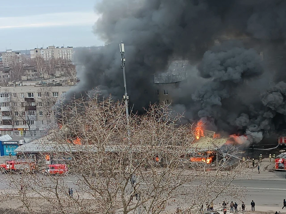 Опубликовано видео пожара на рынке в Автозаводском районе.