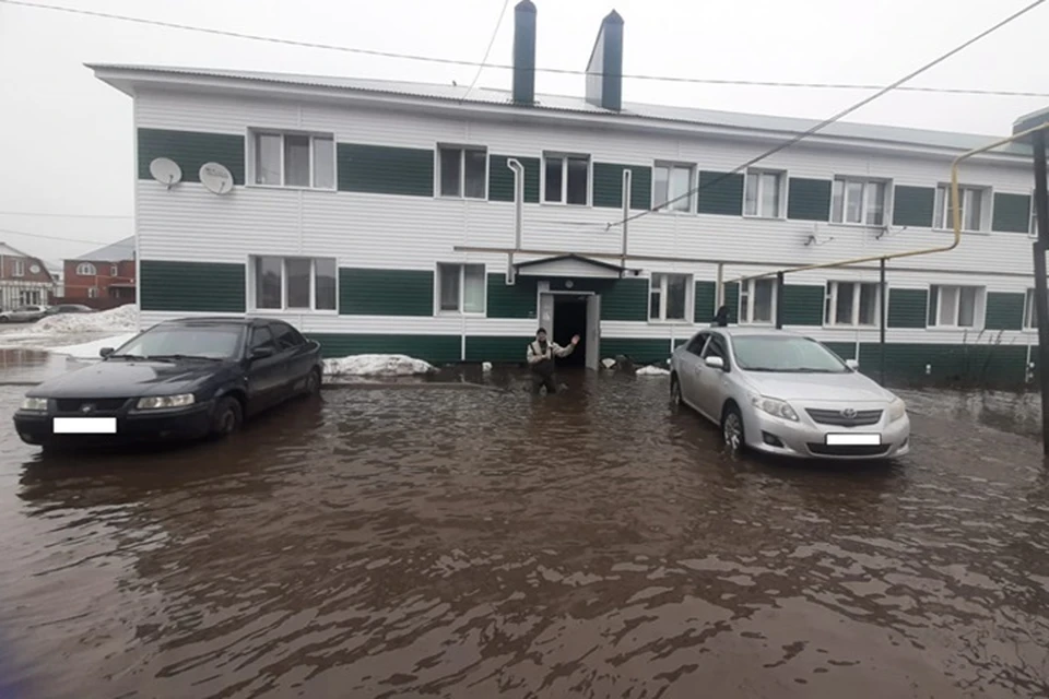 Вода со двора заливается в подъезд.