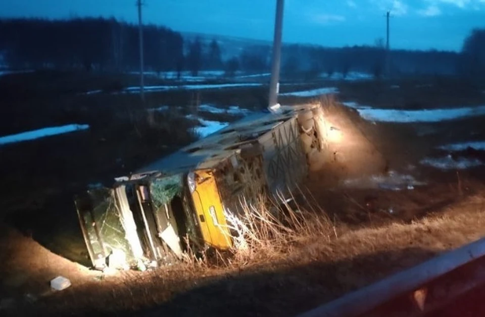 Автобус с пассажирами улетел в кювет.