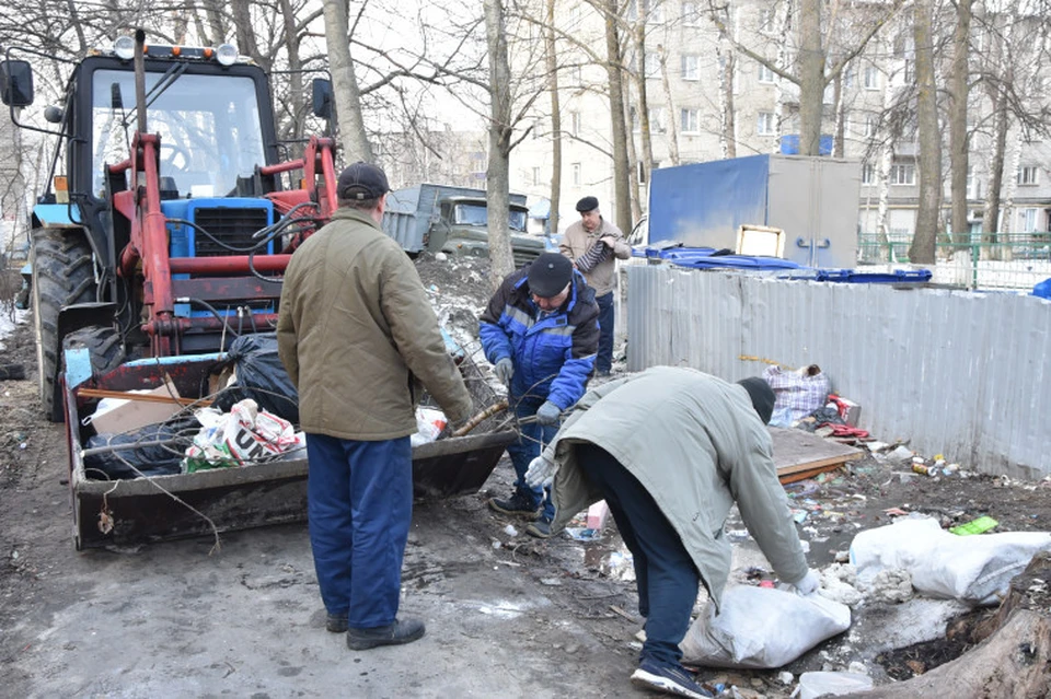 На уборку городских улиц вышли почти пять тысяч жителей Ульяновска. Фото администрация Ульяновска