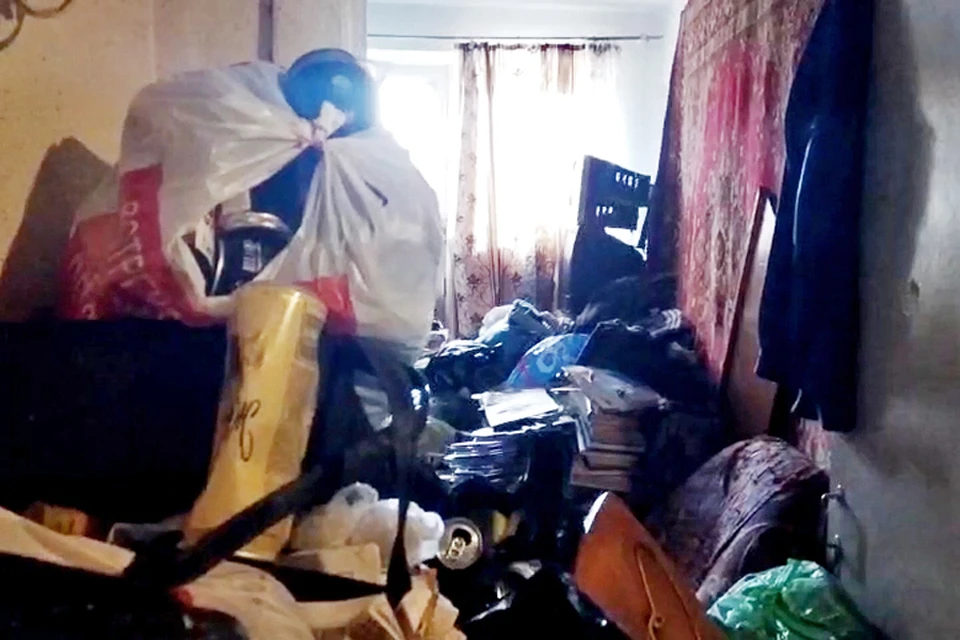 Квартира пенсионерка была до потолка завалена вещами и стройматериалами. Фото: Поисково-спасательная служба Челябинской области