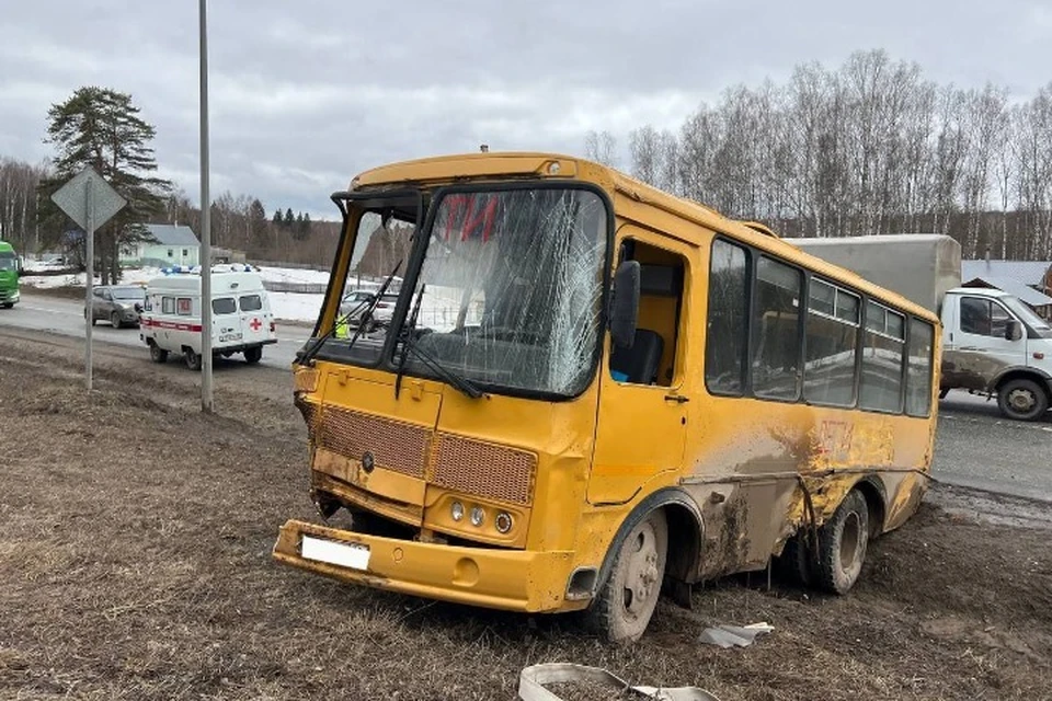 На момент аварии в автобусе не было пассажиров. Фото: Госавтоинспекция Удмуртии