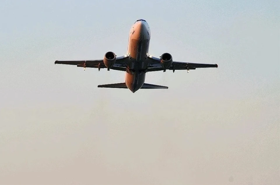 Самолет Airbus A320neo врезался в столб освещения и трап в аэропорту Вены