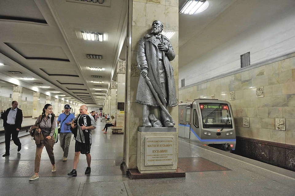 Памятник советскому Ивану Сусанину стоит в Москве на станции метро «Партизанская». Автор - скульптор Матвей Манизер.
