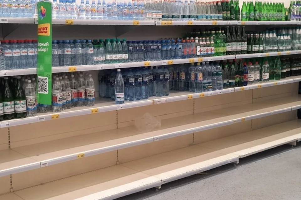 Во многих магазинах пятилитровых бутылок с водой уже нет. Фото: Анна.