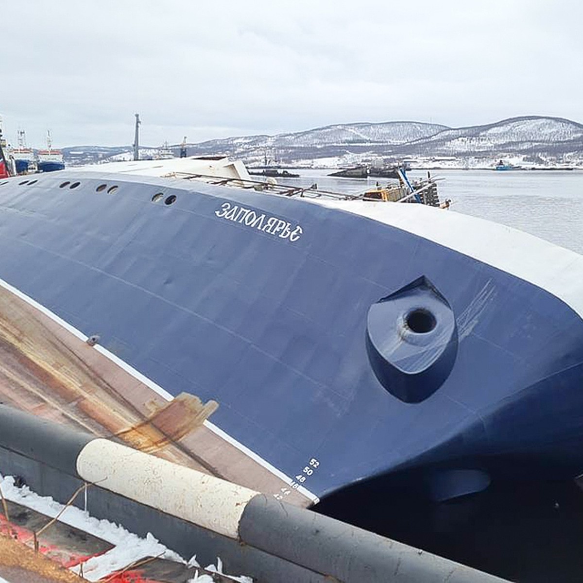 Медленно опускается под воду прямо у причала. В порту Мурманска тонет  рыболовный траулер «Заполярье» - KP.RU