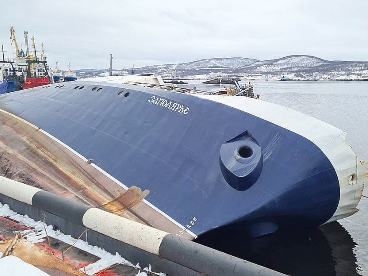 Медленно опускается под воду прямо у причала. В порту Мурманска тонет  рыболовный траулер «Заполярье» - KP.RU