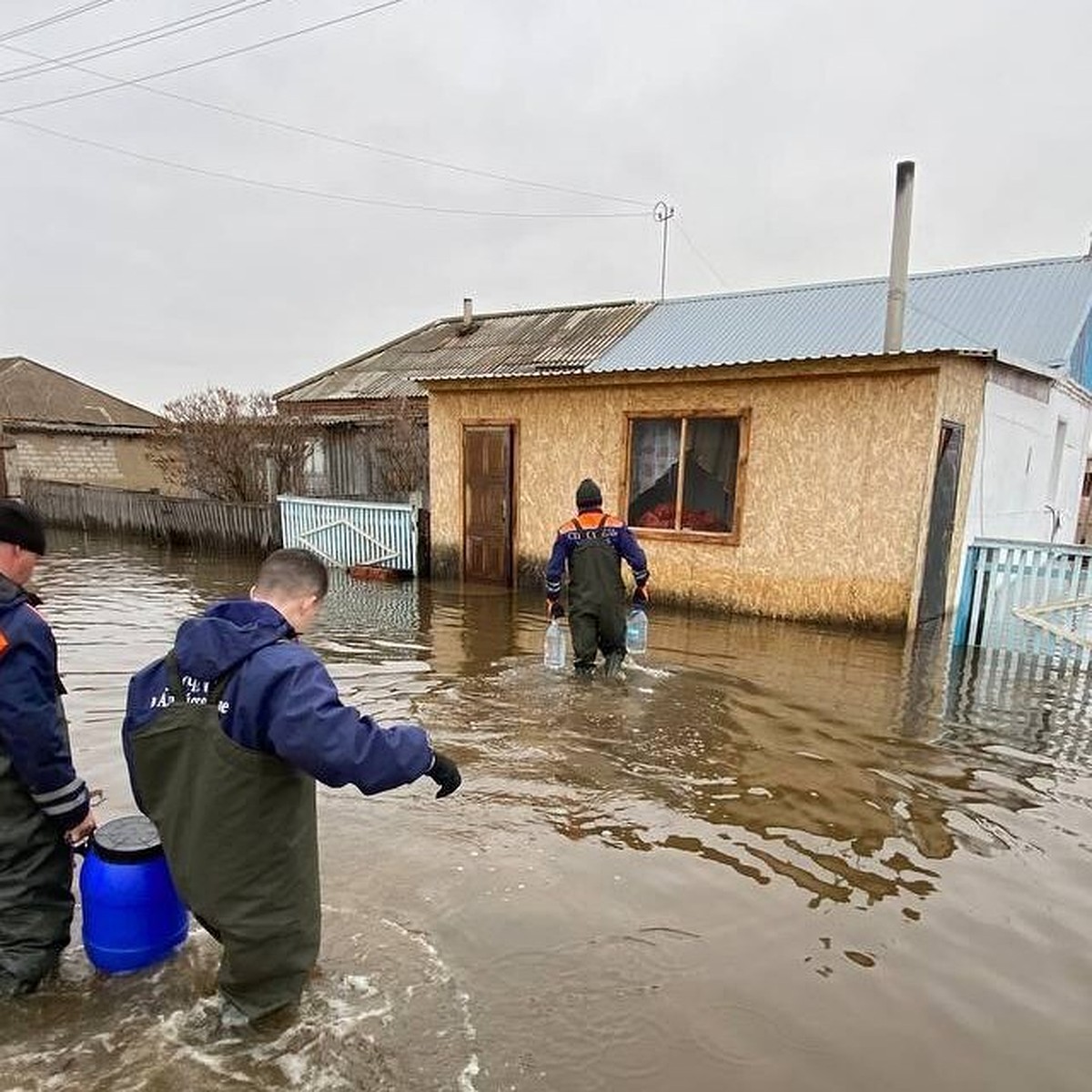 Подрывы льда с вертолета. Оперативная ситуация с паводком в Алтайском крае  на 10 апреля - KP.RU