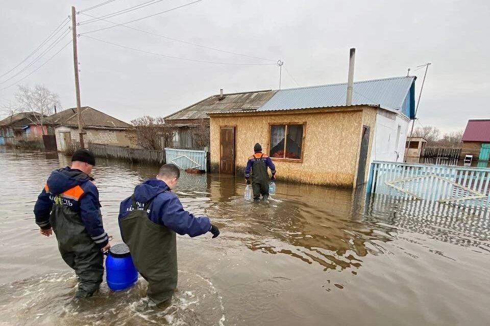 Сотрудники МЧС оказывают помощь жителям подтопленных районов.