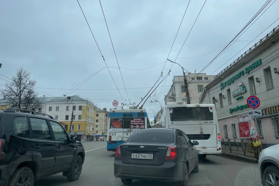 Причиной замыкания стал обрыв старого провода, упавшего на сеть. Фото: vk.com/atpkirov