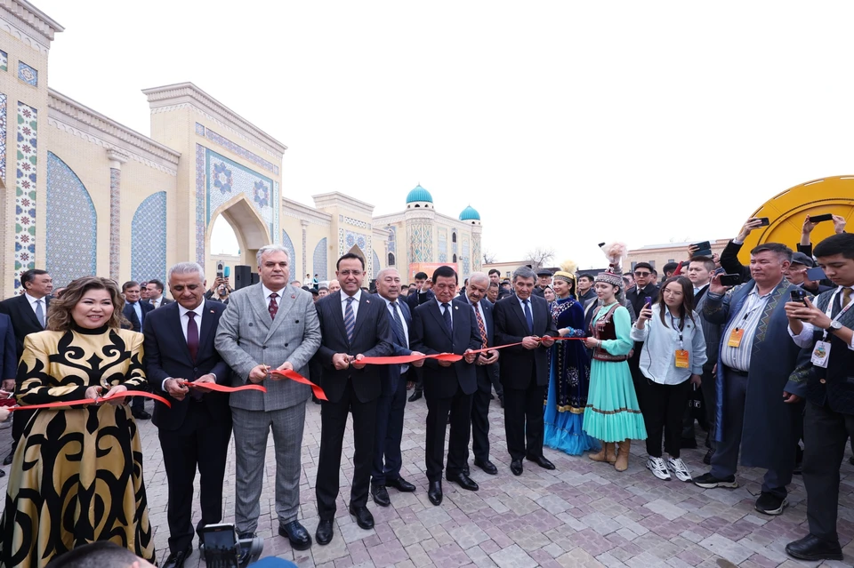 Местом проведения форума Тараз был выбран не случайно. Древнейший город Казахстана, будучи узловой точкой на Великом шелковом пути, исстари являлся одним из центров тюркского мира.