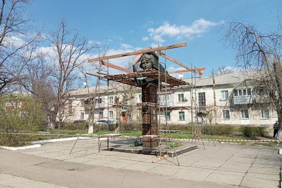 активисты покрасили памятник легендарной летчице Лилии Литвяк. ФОТО: ЕР