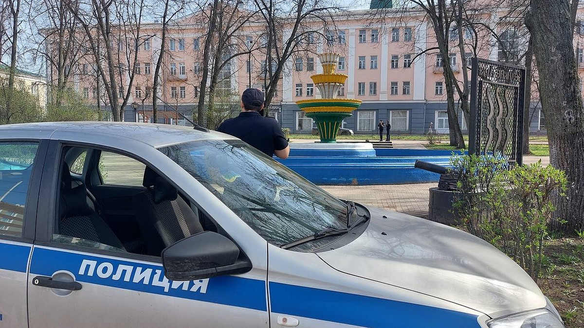 В Великих Луках разыскивают хозяина упавшего перед городской администрацией  дрона - KP.RU