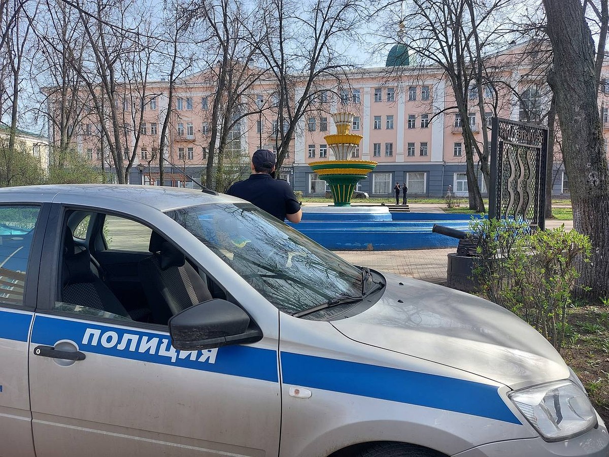 В Великих Луках разыскивают хозяина упавшего перед городской администрацией  дрона - KP.RU