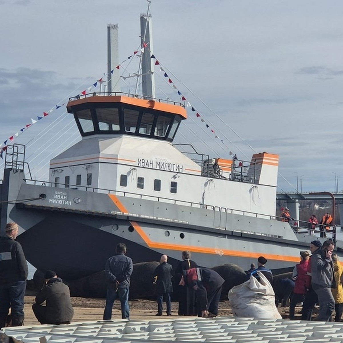 В Череповце на воду спущен еще один буксир - KP.RU