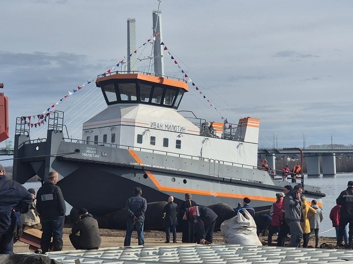 В Череповце на воду спущен еще один буксир - KP.RU