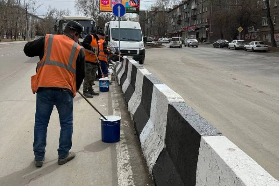 В Иркутске началась покраска дорожных ограждений