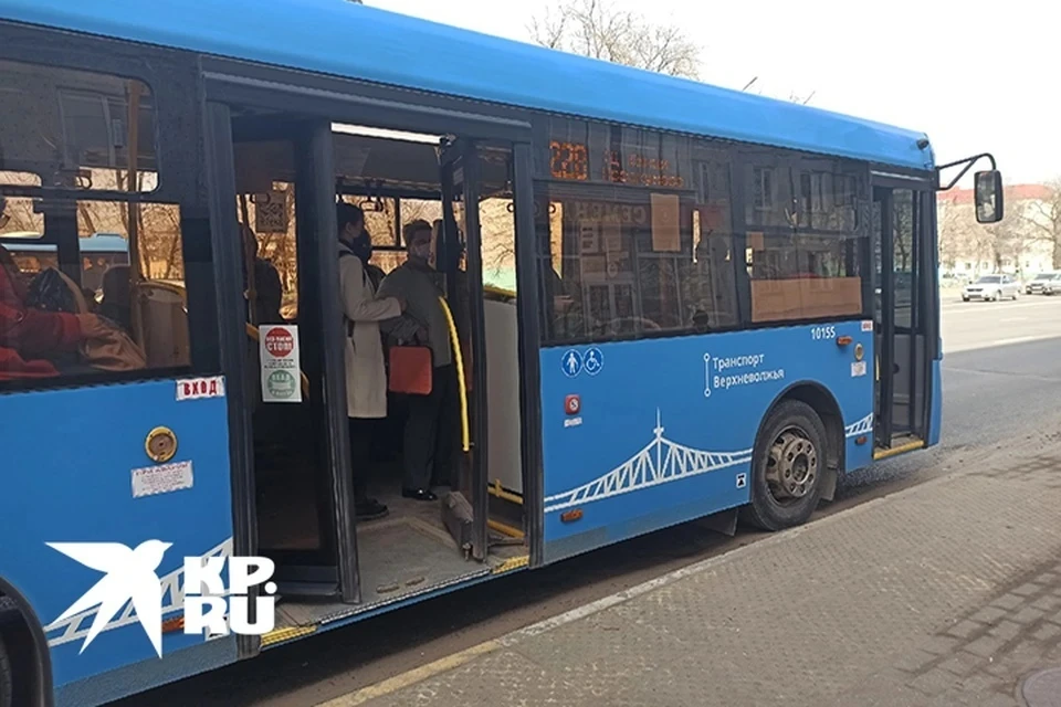 В Твери пассажирка с ребенком получила травмы при резком торможении автобуса