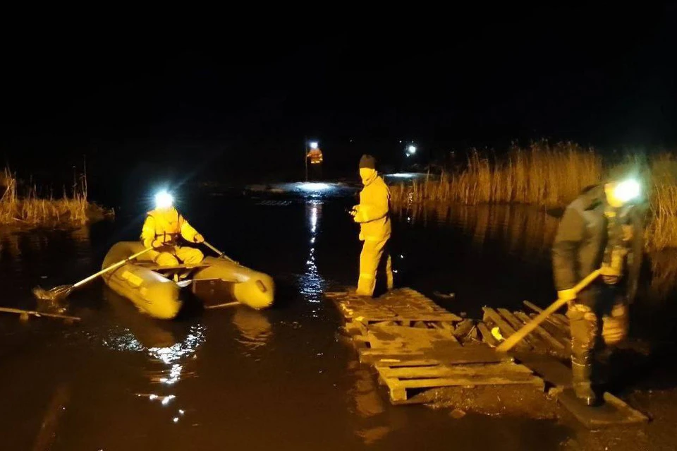 Рыбаков в темноте искали на непрочном льду. Фото: ГУ МЧС по Челябинской области.