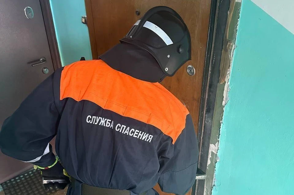 В Ульяновске спасатели вскрыли квартиру и помогли донести бабушку до скорой | ФОТО: Управление гражданской защиты Ульяновска