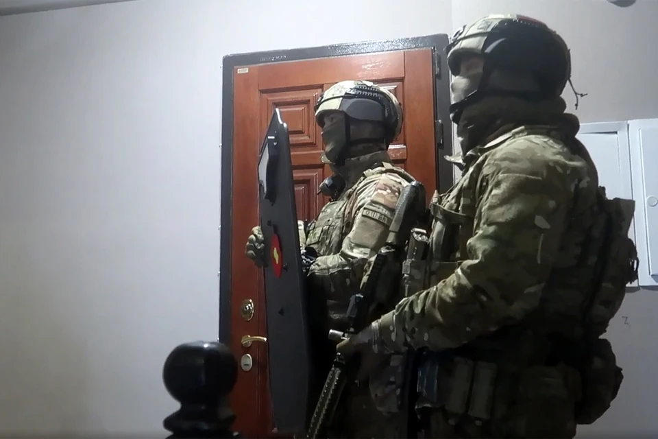 На кадрах предоставленных ФСБ России следователи с участием спецназа проводят обыски у подозреваемых в мошенничестве и казнокрадстве