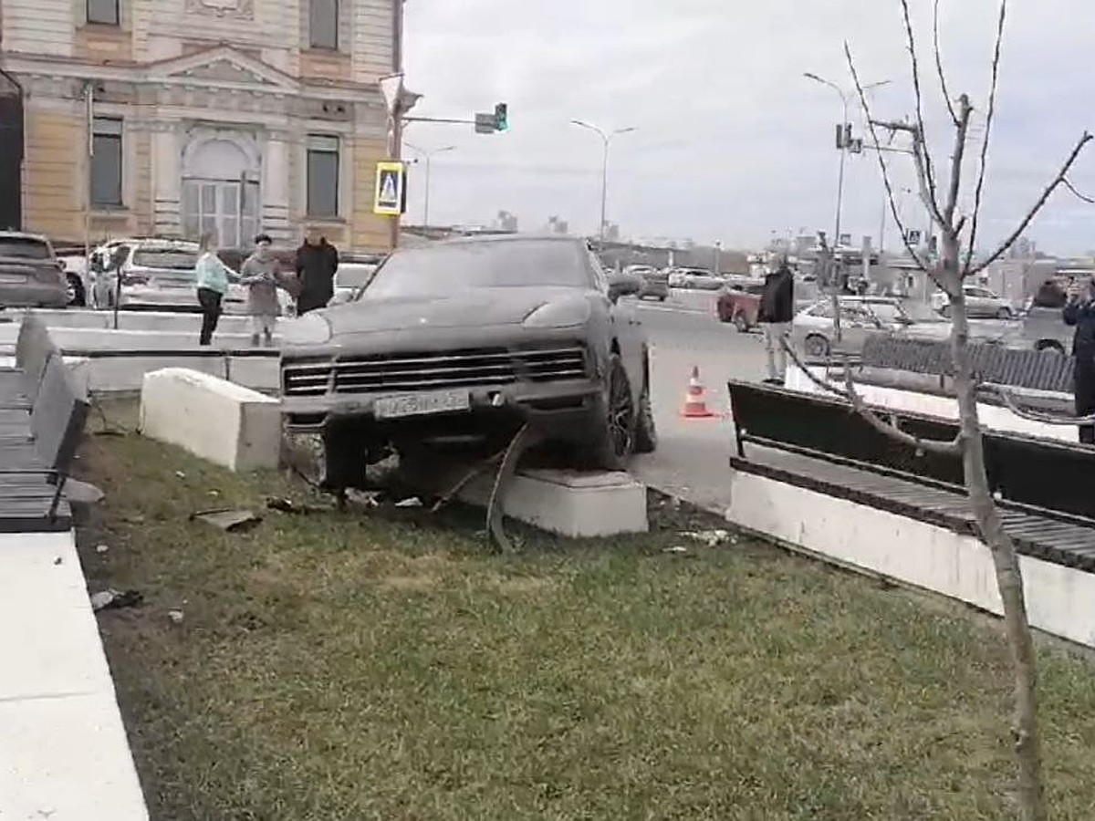 Протаранил скамейки и клумбу: Porsche вылетел в сквер в центре Нижнего  Новгорода, уходя от ДТП - KP.RU