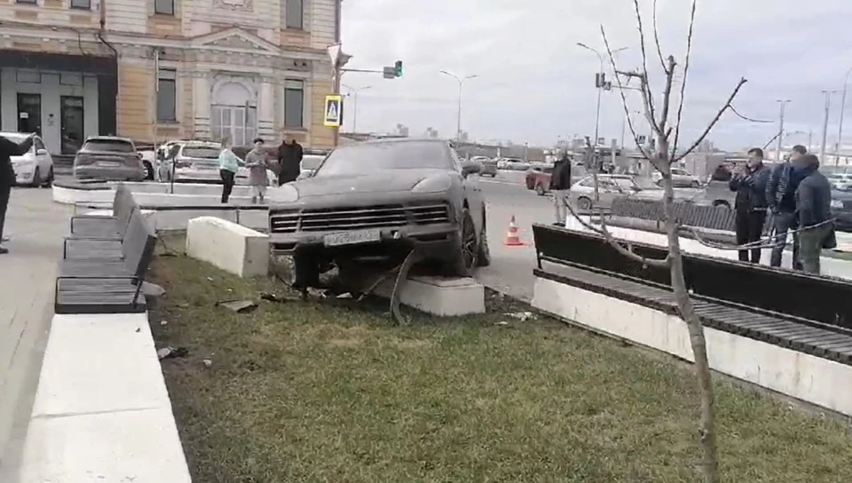 Иномарка вылетела на тротуар рядом с остановкой в Нижнем Новгороде.