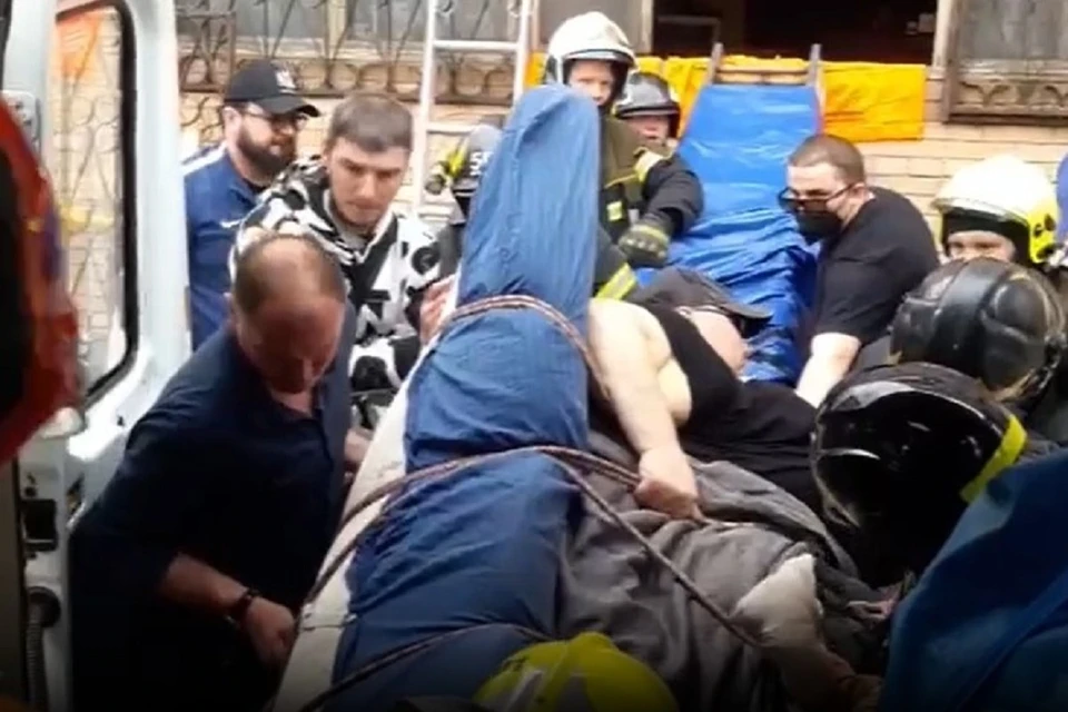 Мужчину удалось вызволить только через окно ФОТО: пресс-служба МЧС Москвы