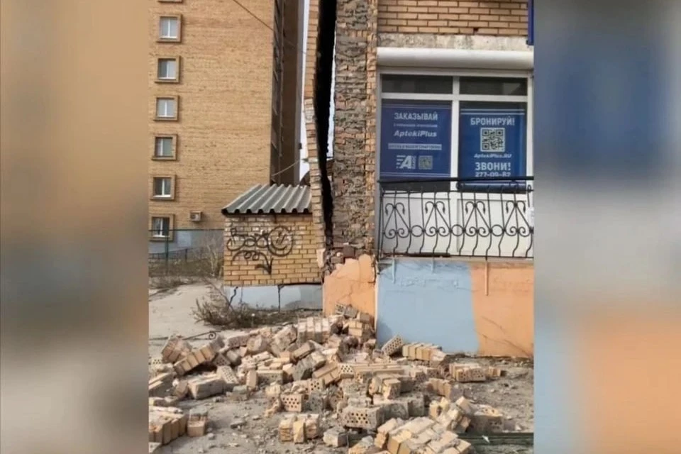 Отошедшая от стены кирпичная кладка обрушилась ровно через год. Фото: скриншот видео из Telegram-канала Дмитрия Асеева