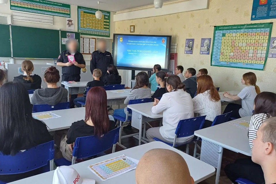 В школах Новотроицкого района полицейские прочитали лекцию о вреде наркотиков Фото: ГУ МВД России по ХО
