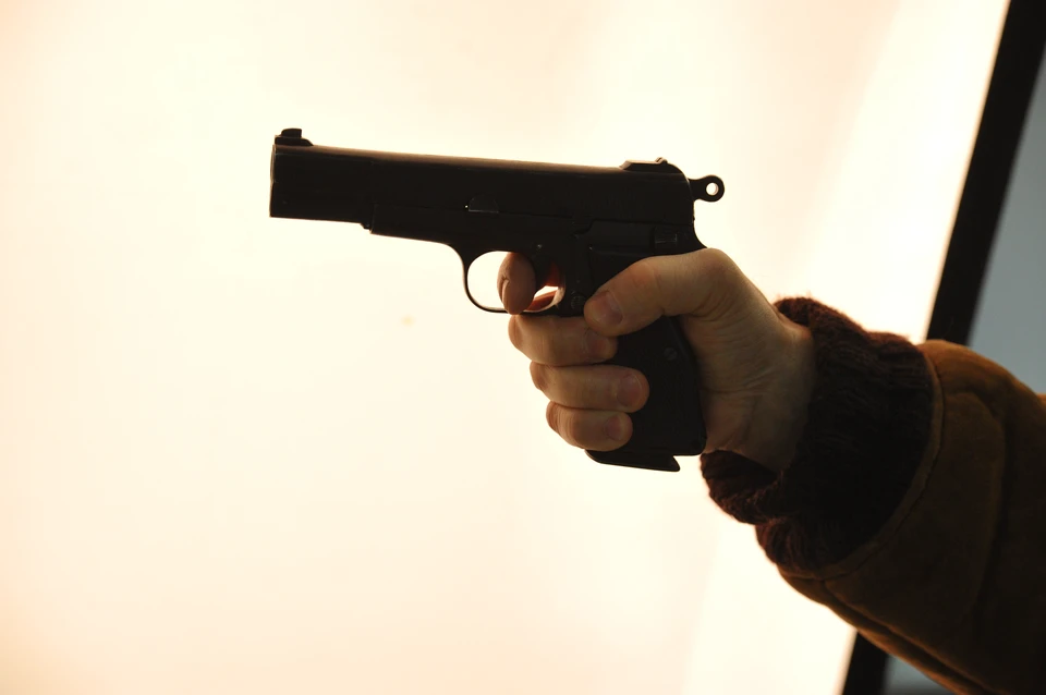 Мужчина держал в руках предмет, который визуально очень сильно напоминает пистолет.