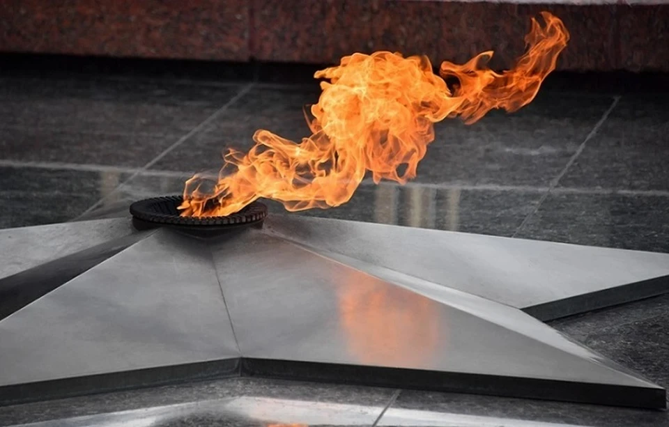 В Севастополе заключили под стражу мужчину, потушившего Вечный огонь.