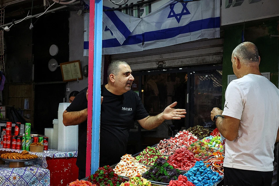 Утренние разговоры на одном из базаров Тель-Авива.