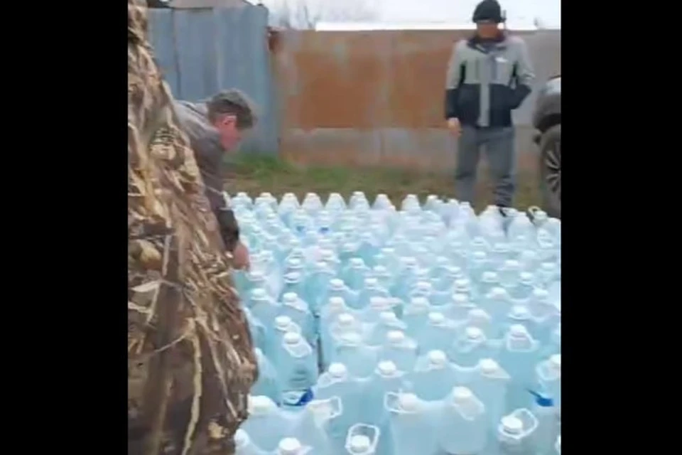 Более тысячи тонн воды доставили в город, более шестисот тонн уже раздали жителям. Фото: администрация Орска