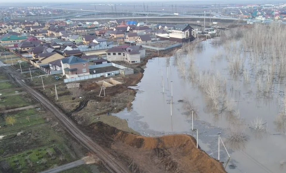 Жителям Перовского удалось отвести воду от домов. Фото - соцсети