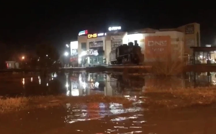 В Омске у Южного рынка затопило магазины и фитнес-клуб