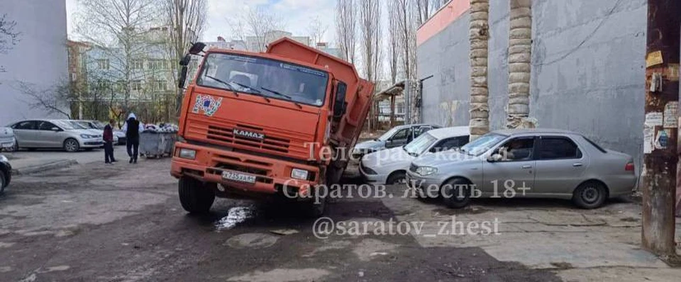 В поселке Солнечный под асфальт провалился мусоровоз