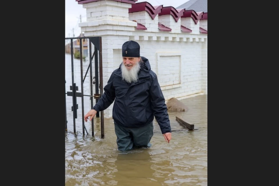 Идти пришлось по пояс в воде через несколько улиц поселка. Фото: тг Оренбург православный\t.me/orenburgpravoslavnyi
