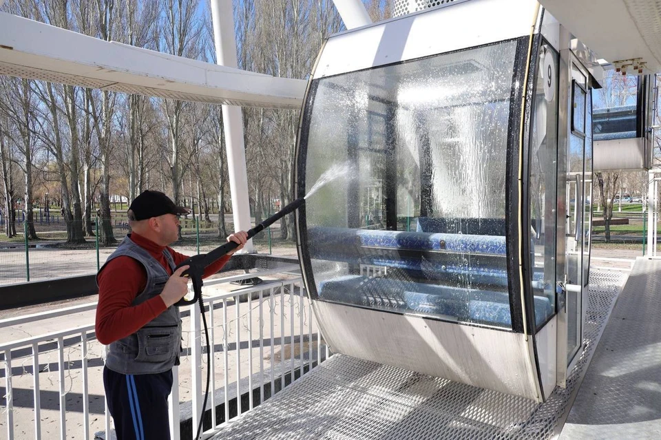 Водные процедуры организовали и для 55-метрового колеса обозрения в парке Гагарина.
