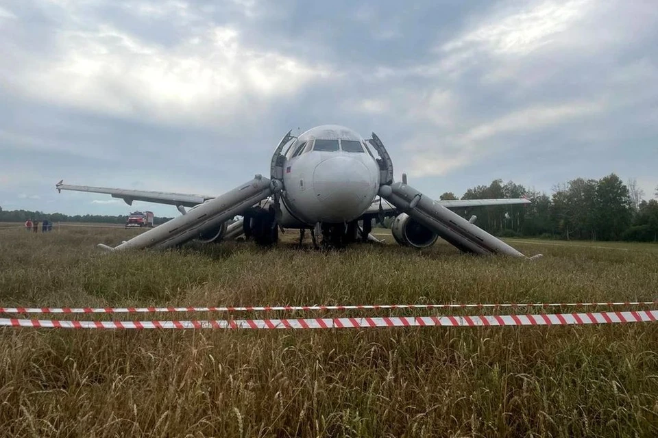 Пилот, который посадил самолет в поле под Новосибирском, уволился из «Уральских авиалиний».