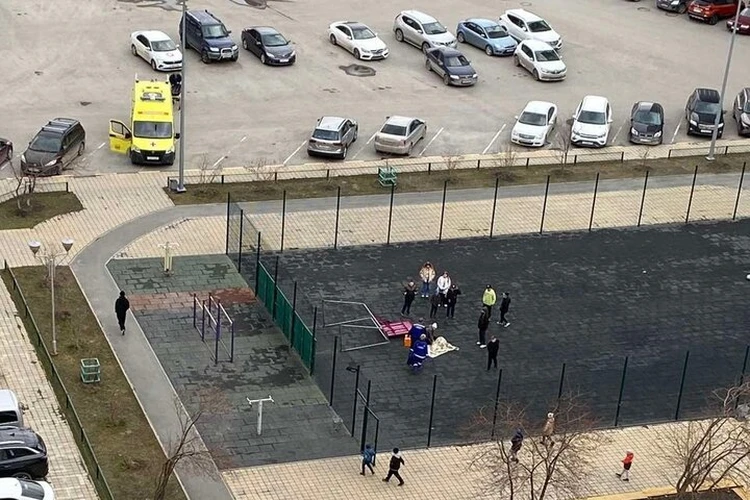 «Пытался закинуть мяч в кольцо»: в тюменском ЖК на пятиклассника рухнули металлические ворота