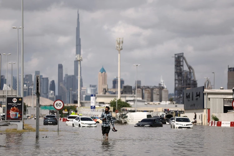 «Сотни россиян просят о помощи»: что делать туристам, чей отпуск испорчен потопом в Дубае