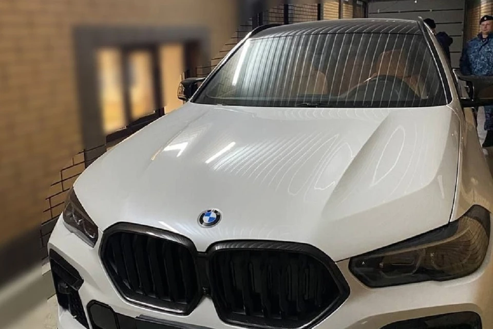 В Новосибирске у предпринимательницы забрали BMW X6 за продажу одежды под чужим брендом. Фото: ГУ ФССП по НСО.