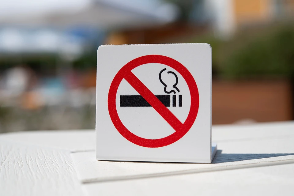 Британский парламент поддержал запрет, инициированный премьер-министром королевства Риши Сунаком – сигареты и вейпы запретят продавать всем родившимся после 2009 года.